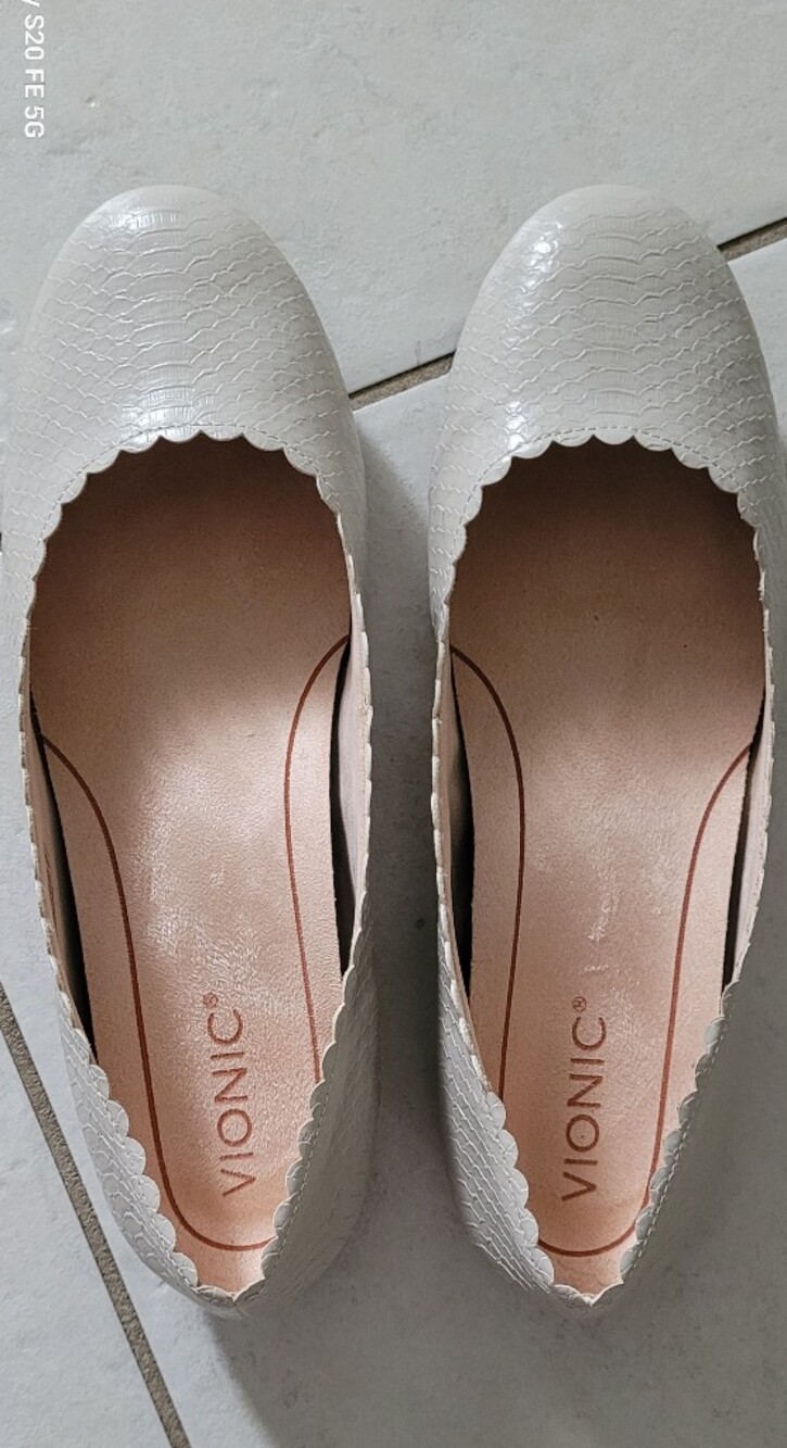 Vionic White Scalloped Edge Ballet Flats